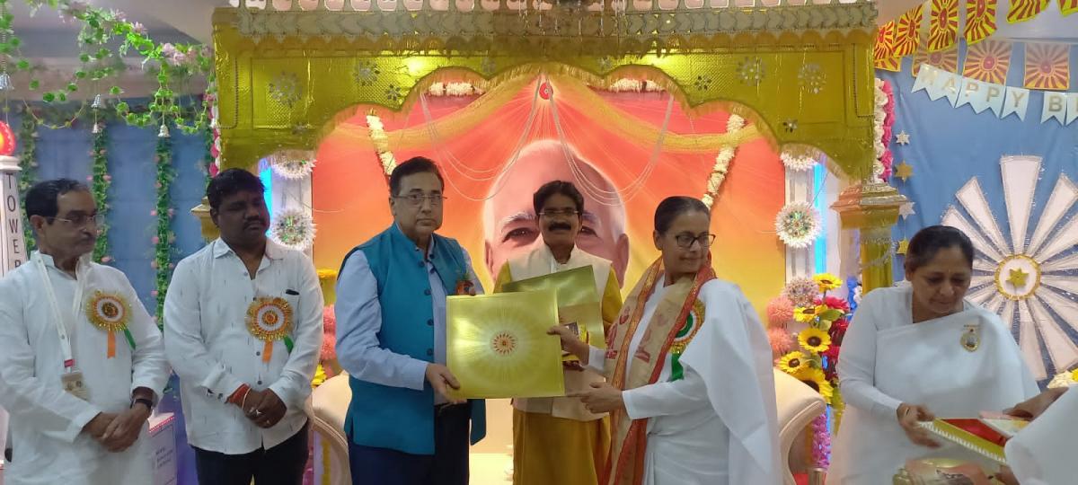 रोटरी क्लब से डॉ Jana Bratra Ganguly,