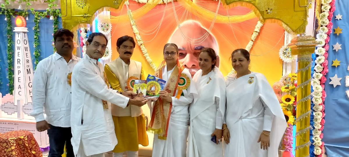 लोकनाथ ब्रह्मचारी हावड़ा जिला भक्त परिषद से कोमल चौधरी